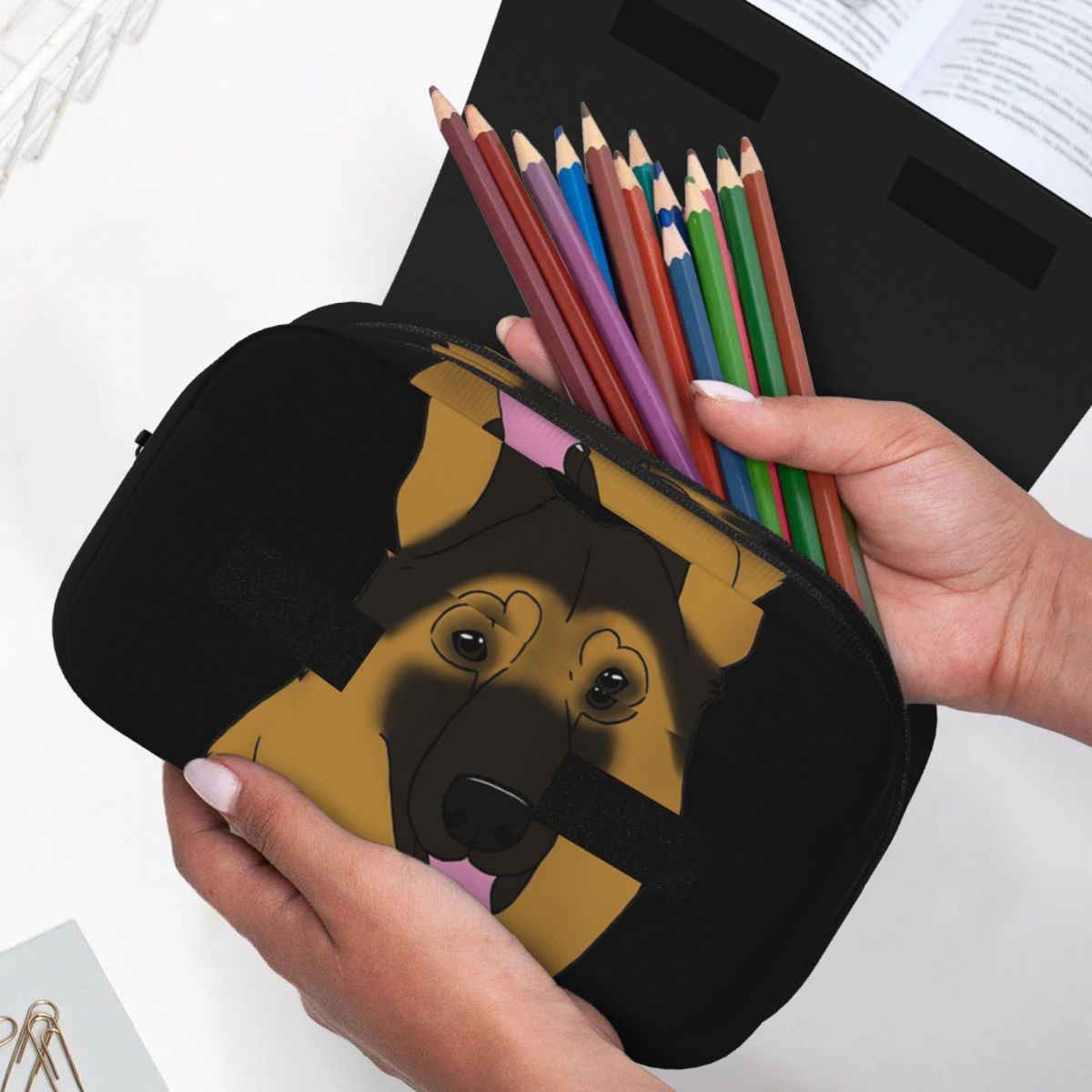 Piórnik z motywem owczarka nie – Tan Stationery & Office Supply recenzja i cena